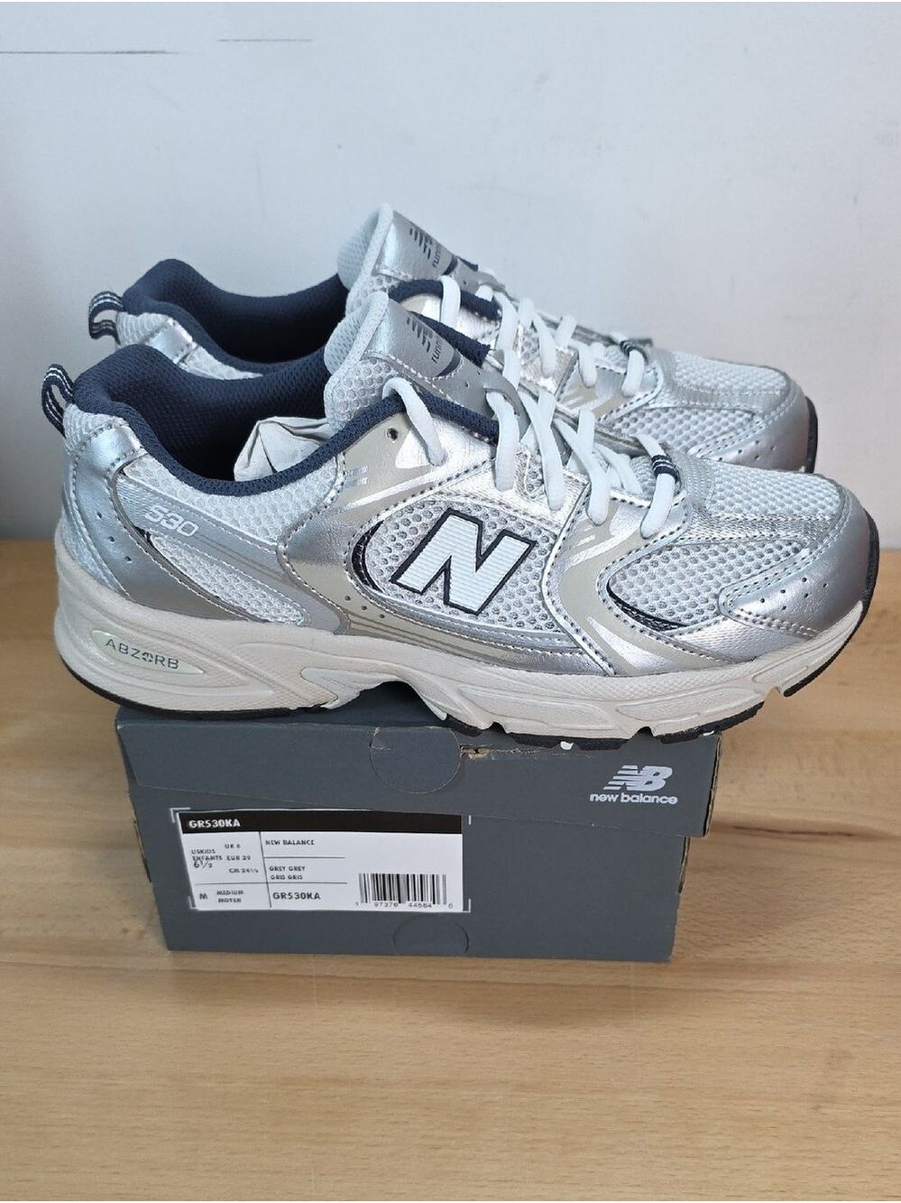 New Balance Silver Mesh Athletic Sneakers Kids 6.5 New